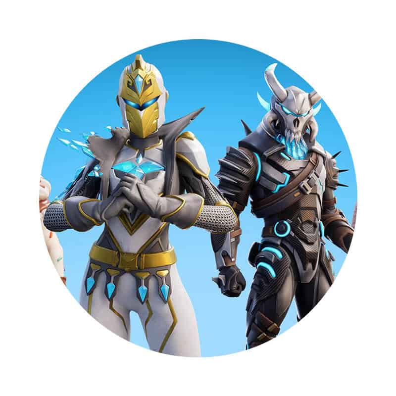 Futuristiske krigsgudekreativer med fantasietema og lyseblå glødende elementer foran en klar blå himmel.