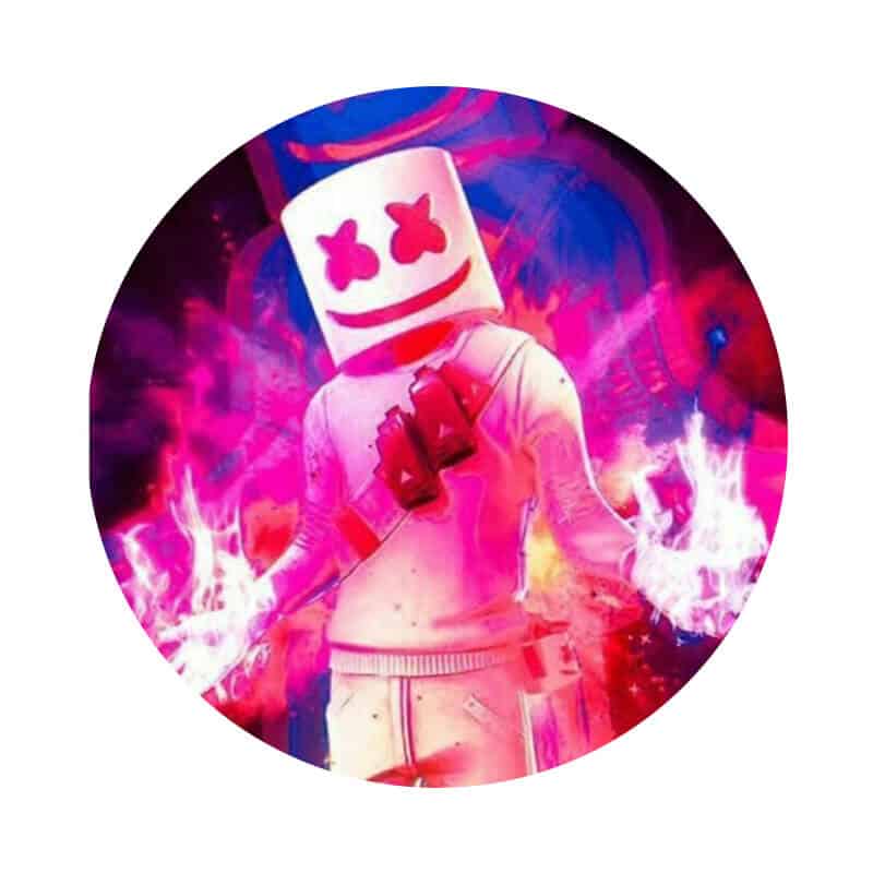 Kunstnerisk DJ-figur med Ray-Ban briller og brændende effekter i baggrunden, printet på kage.