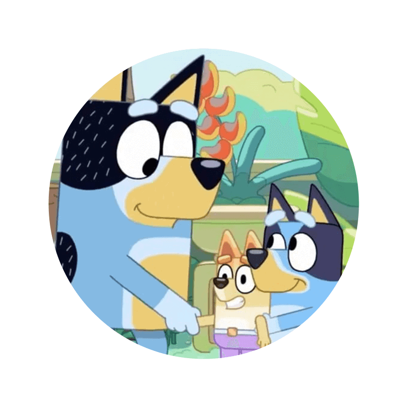 Lyserød og blå kageprint med tegneserie hunde, perfekt til børnefødselsdagen.