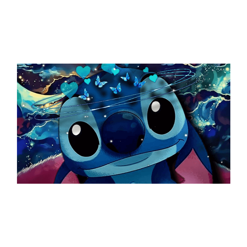 Unik nattelignende kageprint med Stitch karakter, blå nuance og hjerte- og sommerfuglhovedmotiver.