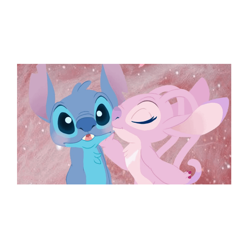 Farvet Disney-styliseret kæledyrs kunstprint af Stitch og en drage på en rosa glitter baggrund.