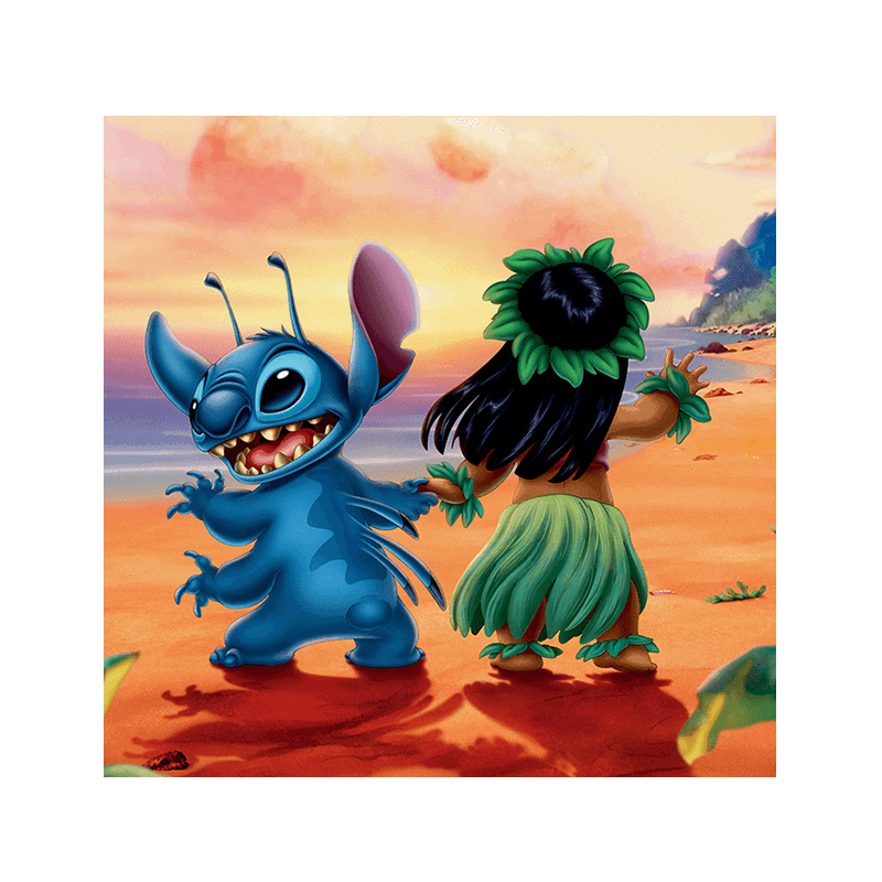 Farverig tegneserie af Stitch og Moana på strand med solnedgang og tropiske omgivelser.