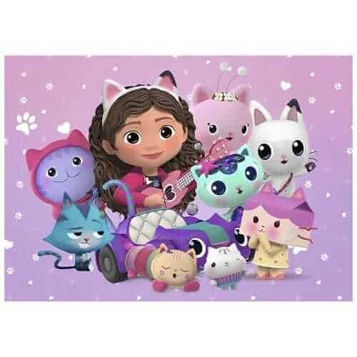 Farvet animation af en pige med kæledyr og kæmpe kattefigurer i pastelfarver, perfekt til børnefest eller gave.