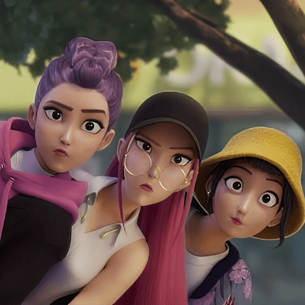 Unge animationella figurer med overraskede udtryk i natur baggrund. Perfekt til børneindretning og festtemaer.