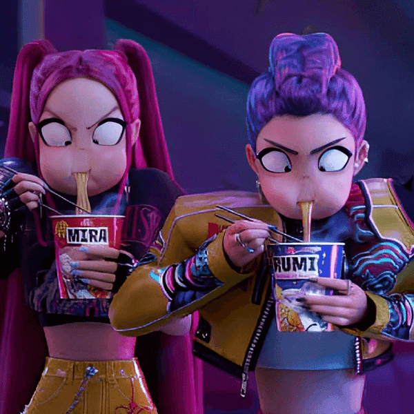 Indiske legetøjsdukker nyder popcorn med skarpe udtryk, perfekt til børnefesten. Sjove, farverige legetøjsfigurer til børns leg og dekoration.